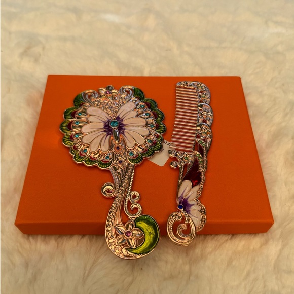 Peacock mirror and comb set. - Picture 2 of 5